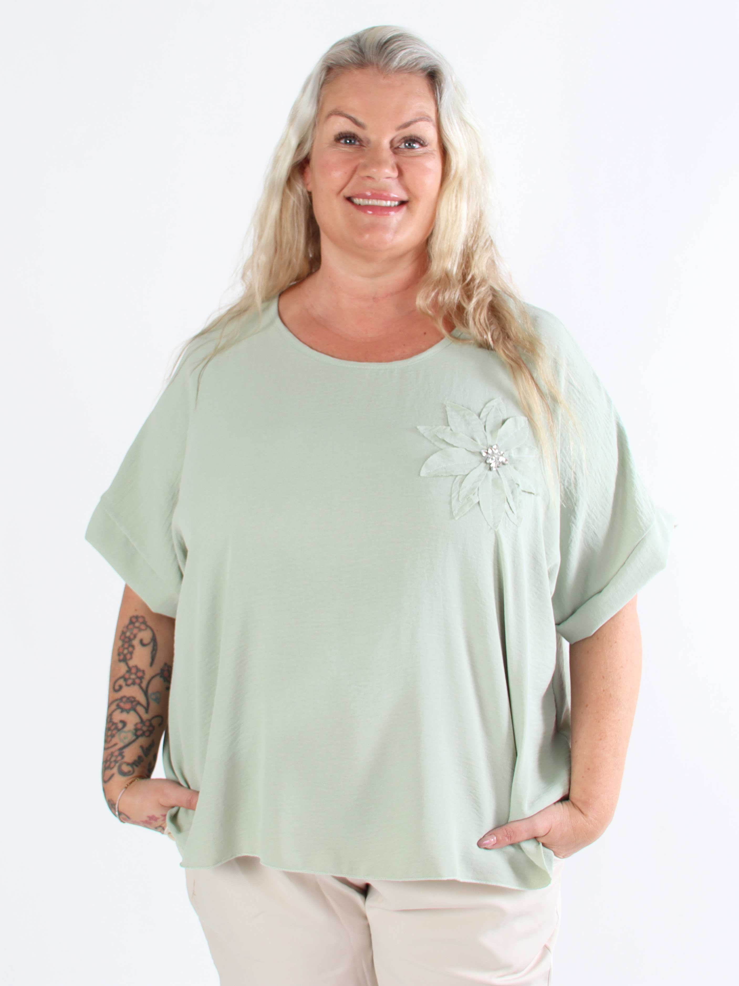 Tabisha - Plus size-tunika med blomma och strass på bröstet